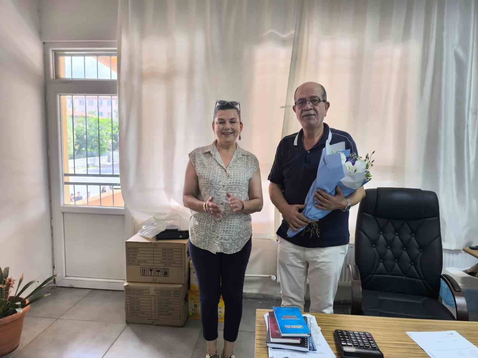 Öğrencilerinden helallik alarak emekliye ayrılan 38 yıllık öğretmene alkışlı veda