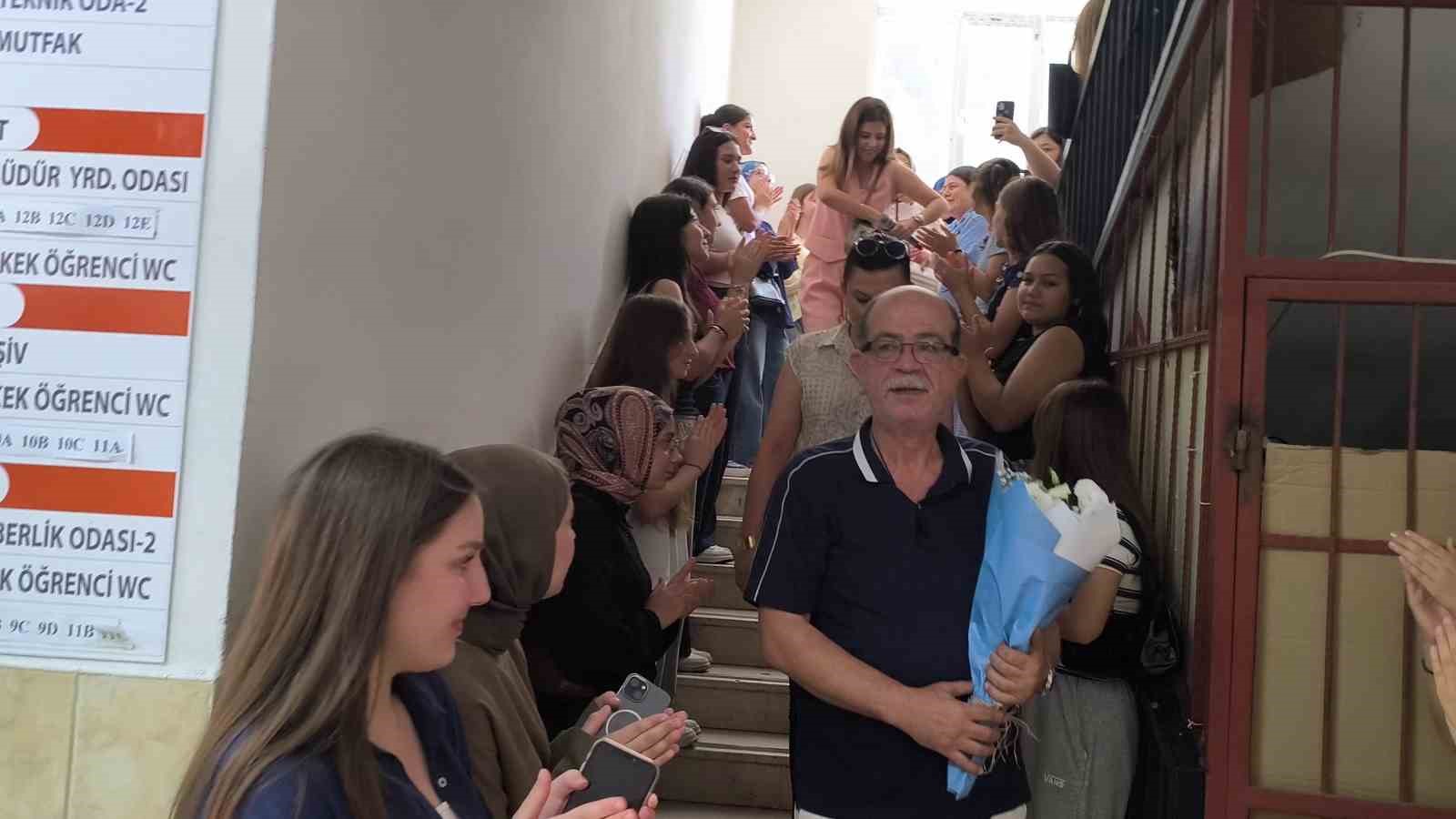 Öğrencilerinden helallik alarak emekliye ayrılan 38 yıllık öğretmene alkışlı veda
