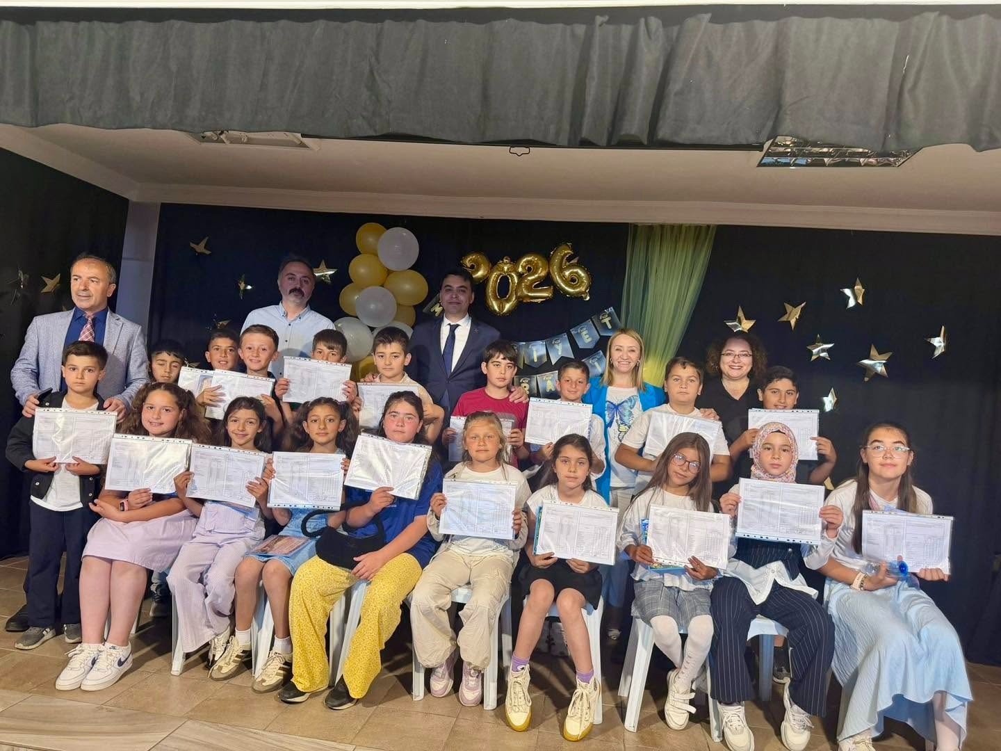 Pazaryeri’nde 1048 öğrenci yaz tatiline, 49 genç üniversite yolculuğuna uğurlandı