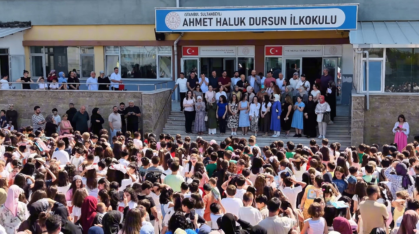 Sultanbeyli’de 37 yıllık öğretmene duygu dolu uğurlama: Öğrencilerinden konfetili sürpriz