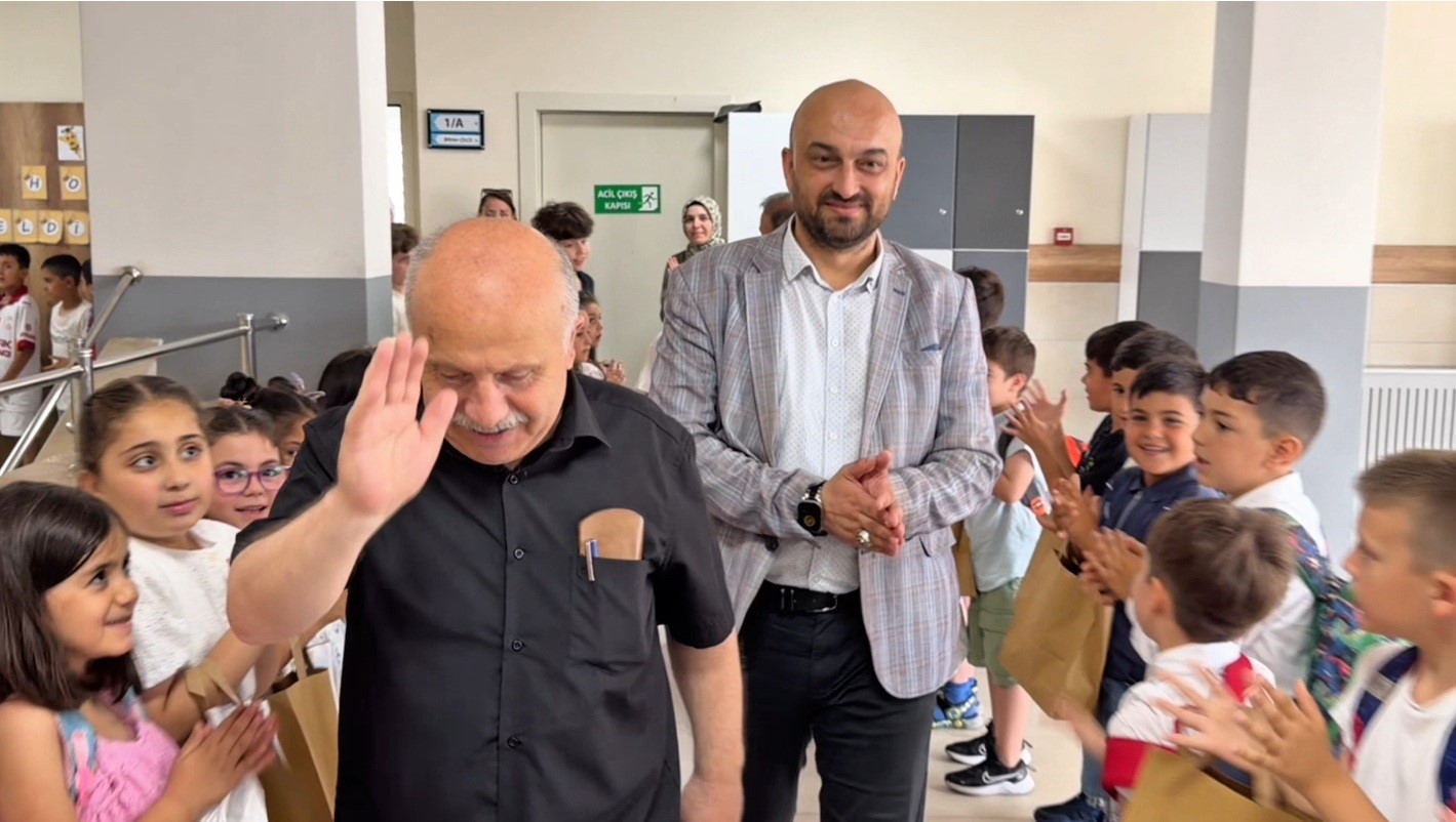 Sultanbeyli’de 37 yıllık öğretmene duygu dolu uğurlama: Öğrencilerinden konfetili sürpriz