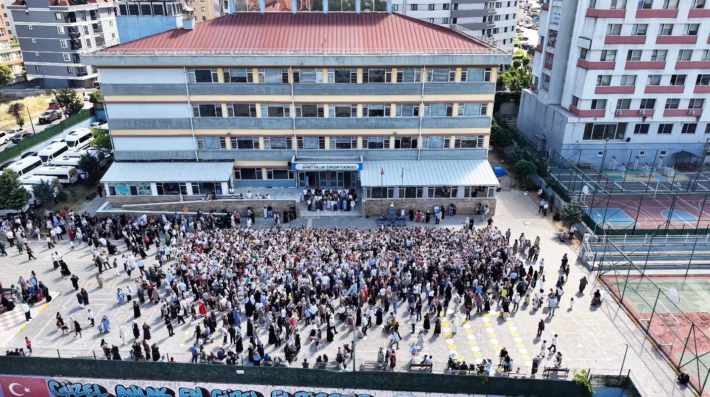 Sultanbeyli’de 37 yıllık öğretmene duygu dolu uğurlama: Öğrencilerinden konfetili sürpriz