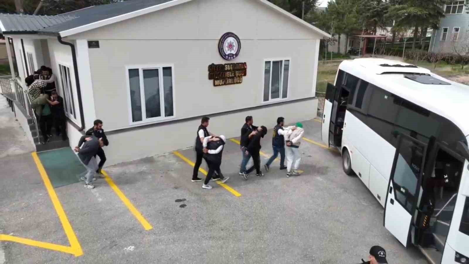 Konya merkezli yurt dışı bağlantılı 3 ilde eş zamanlı siber dolandırıcılık operasyonu: 8 şüpheli tutuklandı