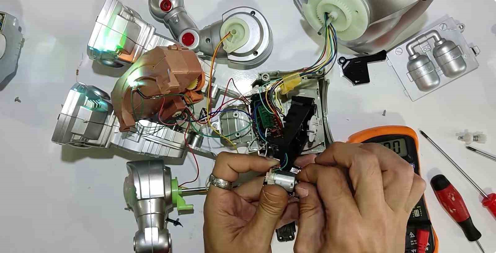 Bit pazarından aldıkları eskimiş eşyaları tamir ediyorlar