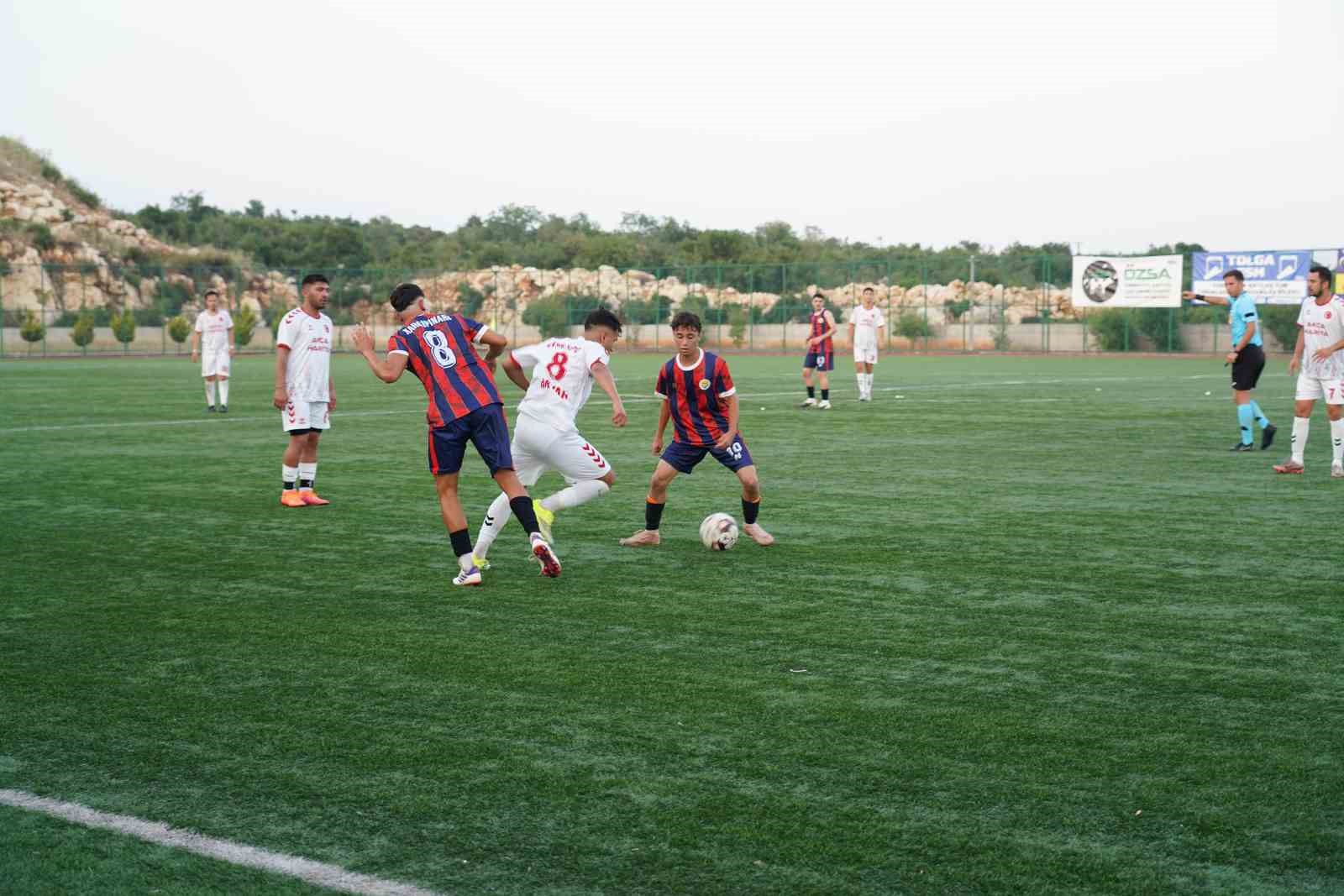 Kadınların ilgi gösterdiği futbol turnuvası başladı: Tepeler seyirciyle doldu