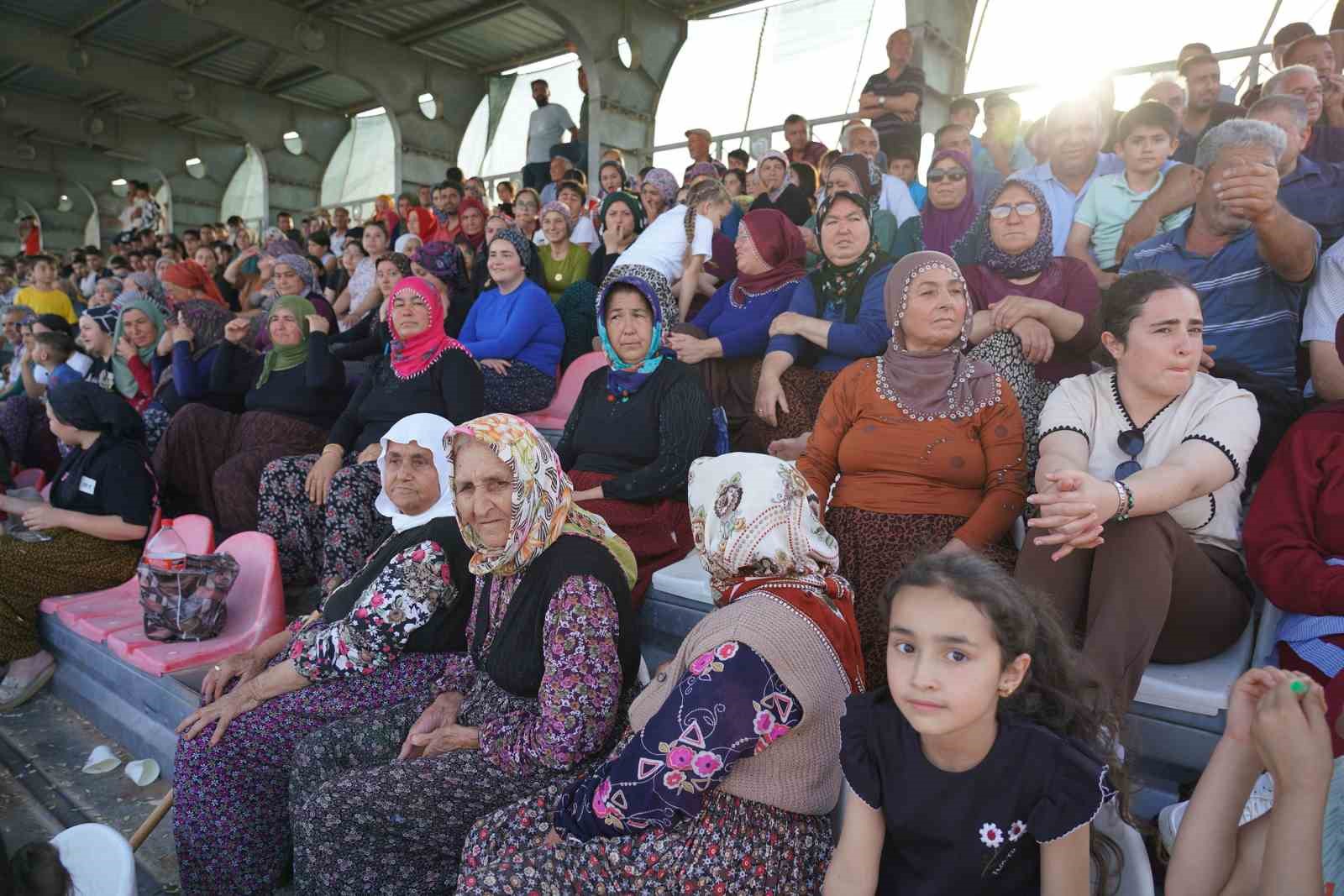 Kadınların ilgi gösterdiği futbol turnuvası başladı: Tepeler seyirciyle doldu