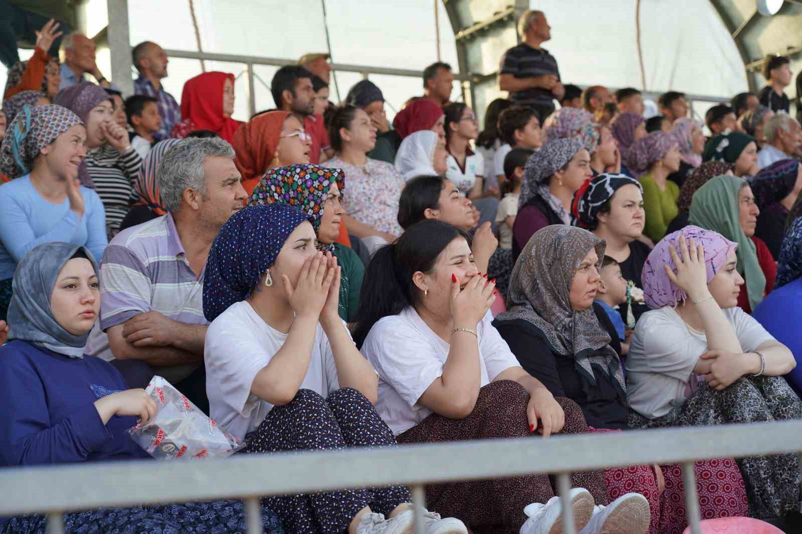 Kadınların ilgi gösterdiği futbol turnuvası başladı: Tepeler seyirciyle doldu