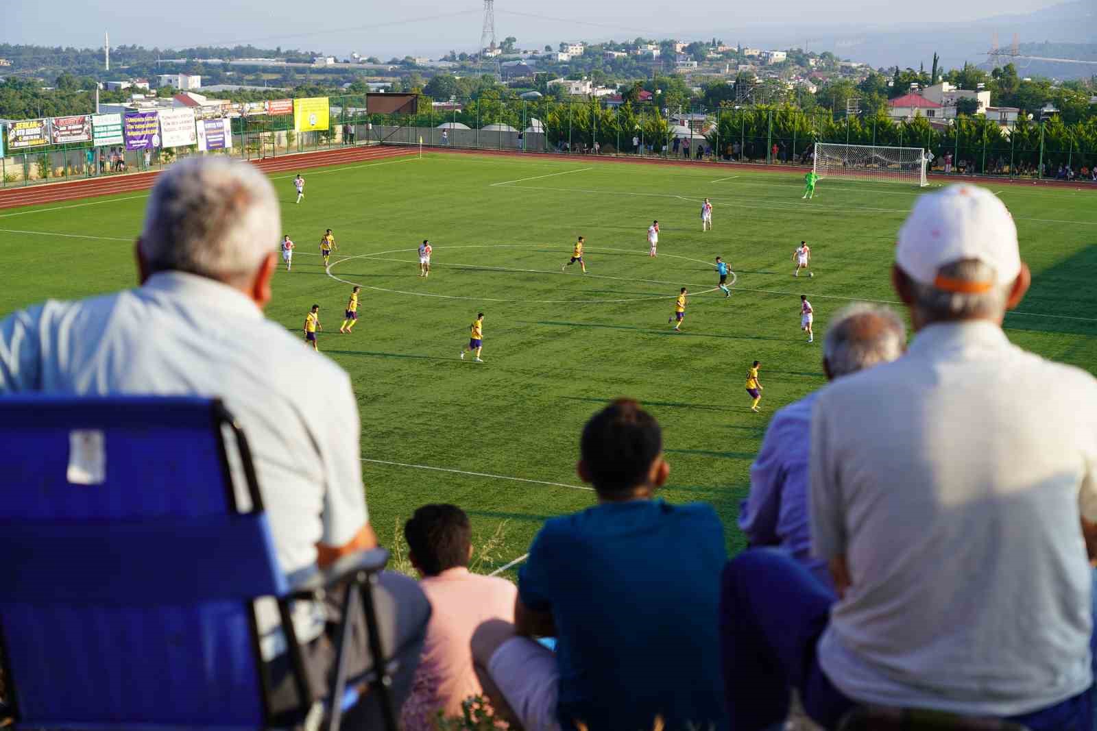 Kadınların ilgi gösterdiği futbol turnuvası başladı: Tepeler seyirciyle doldu
