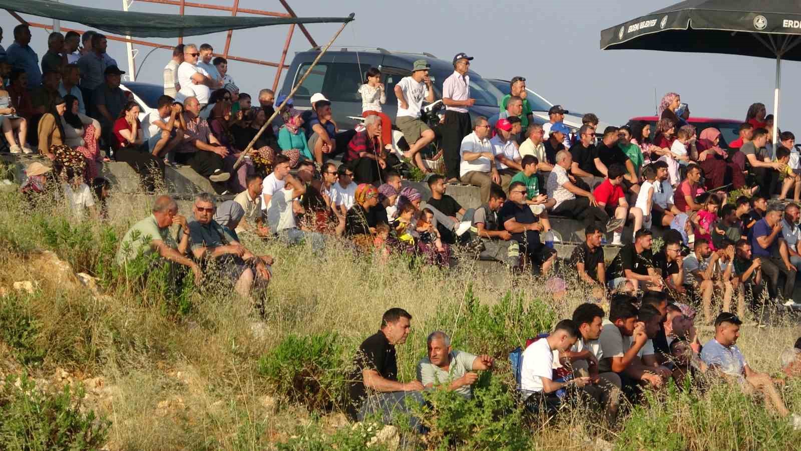 Kadınların ilgi gösterdiği futbol turnuvası başladı: Tepeler seyirciyle doldu
