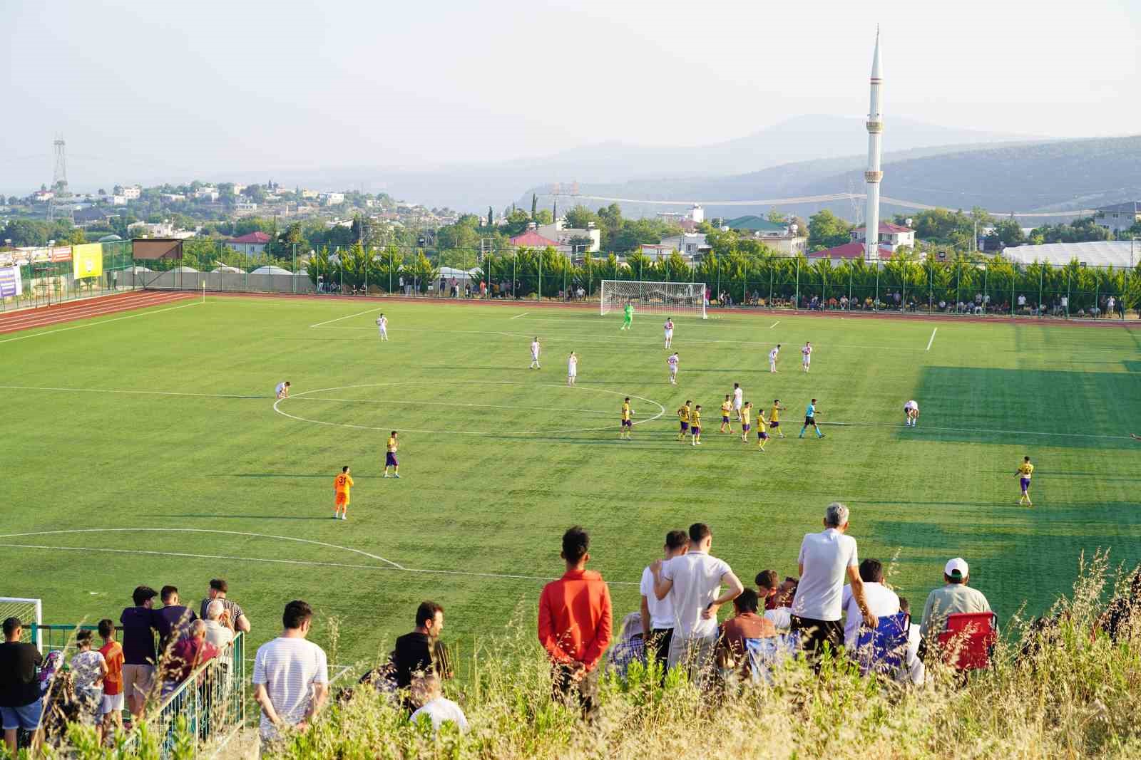 Kadınların ilgi gösterdiği futbol turnuvası başladı: Tepeler seyirciyle doldu