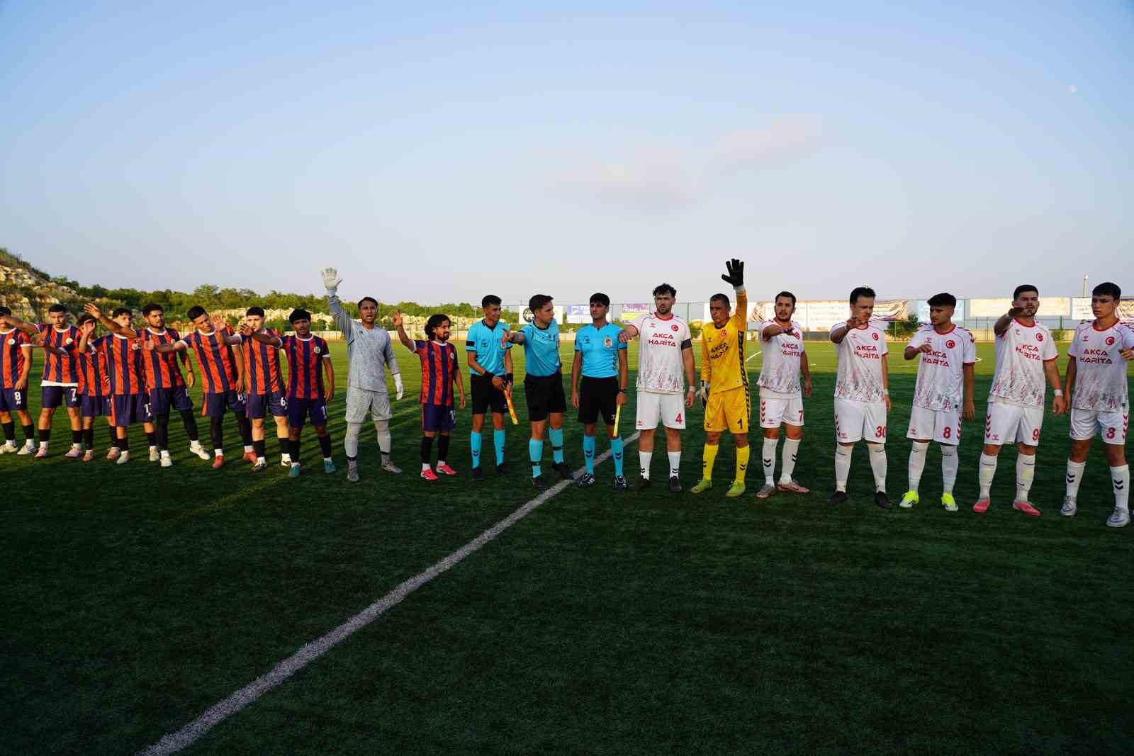 Kadınların ilgi gösterdiği futbol turnuvası başladı: Tepeler seyirciyle doldu