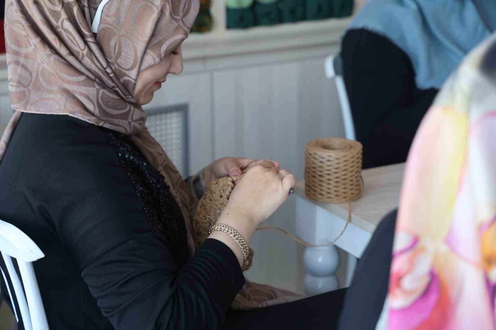 Kalabalıktan sıkıldılar, hayallerini örgü kafeyle gerçeğe dönüştürdüler