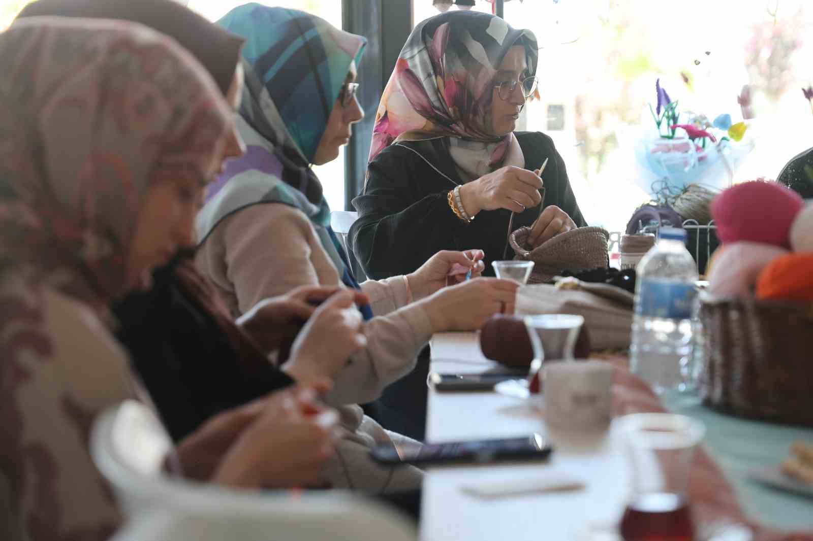 Kalabalıktan sıkıldılar, hayallerini örgü kafeyle gerçeğe dönüştürdüler
