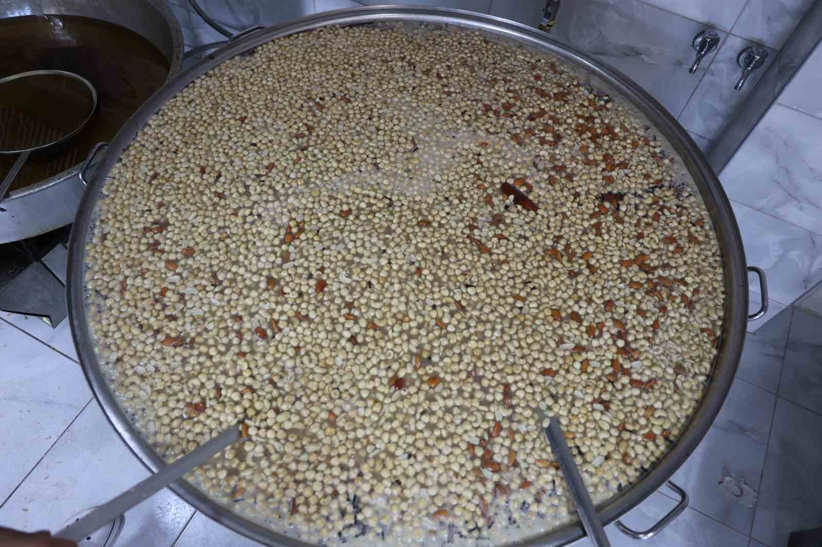 Aşure kazanları Türk Kızılay Elazığ Aşevi’nde kaynadı
