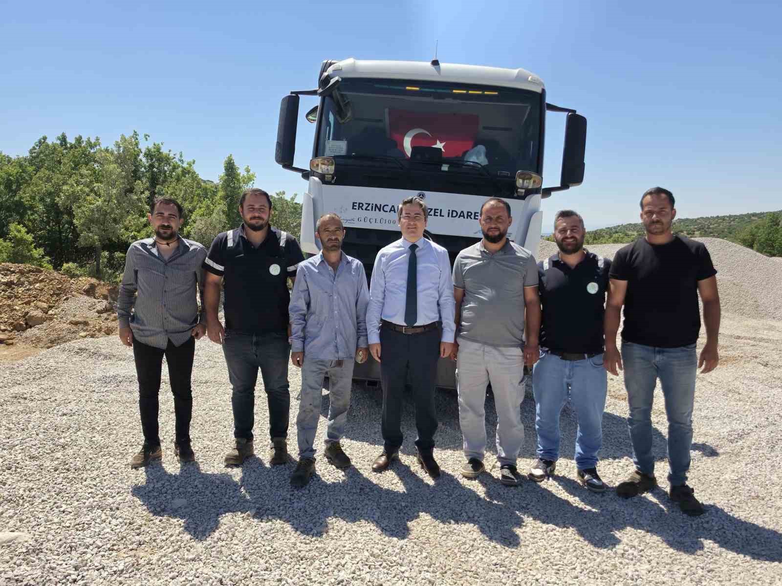 Kemaliye’de 16 köyü birbirine bağlayan yolda asfalt mesaisi