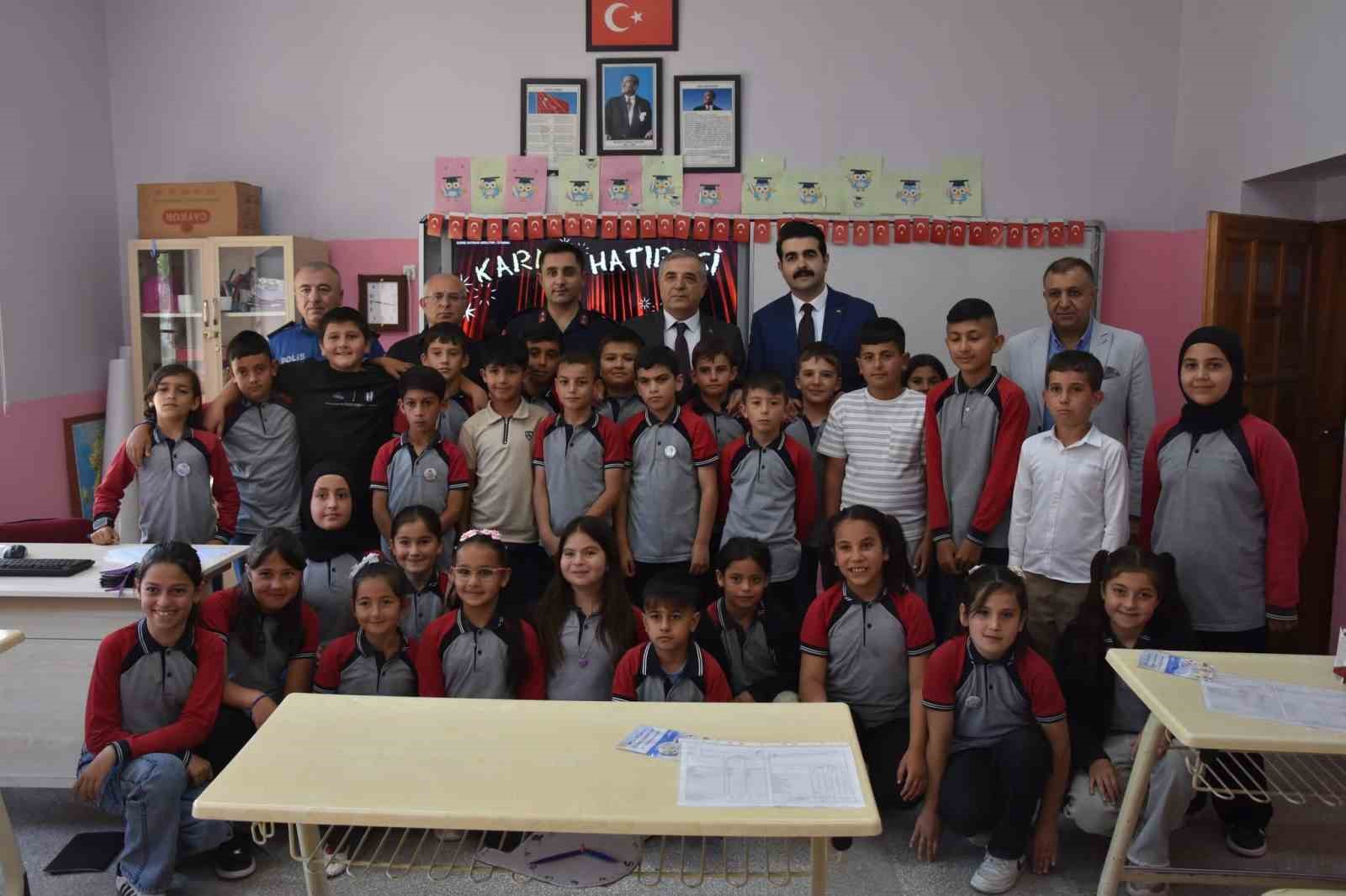 Tomarza’da protokol, öğrencilerin karne heyecanına ortak oldu