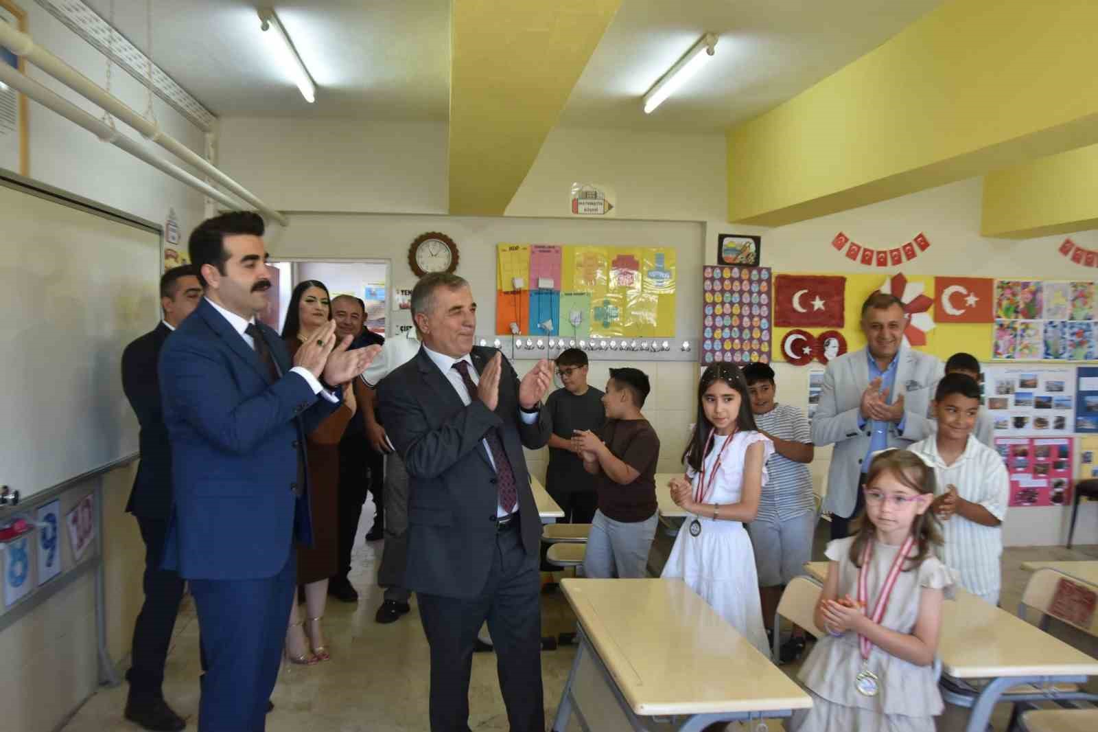 Tomarza’da protokol, öğrencilerin karne heyecanına ortak oldu
