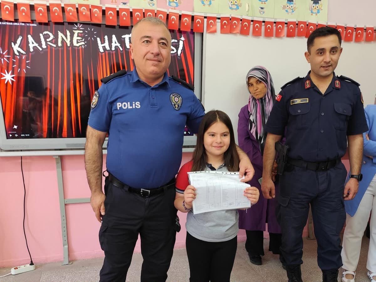 Tomarza’da protokol, öğrencilerin karne heyecanına ortak oldu