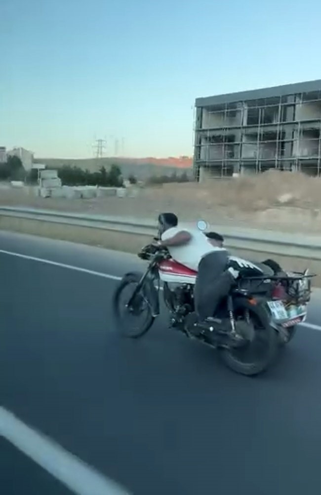 Motosikletin üzerine uzandı: Hem kendi hem de arkadaşının canını hiçe saydı