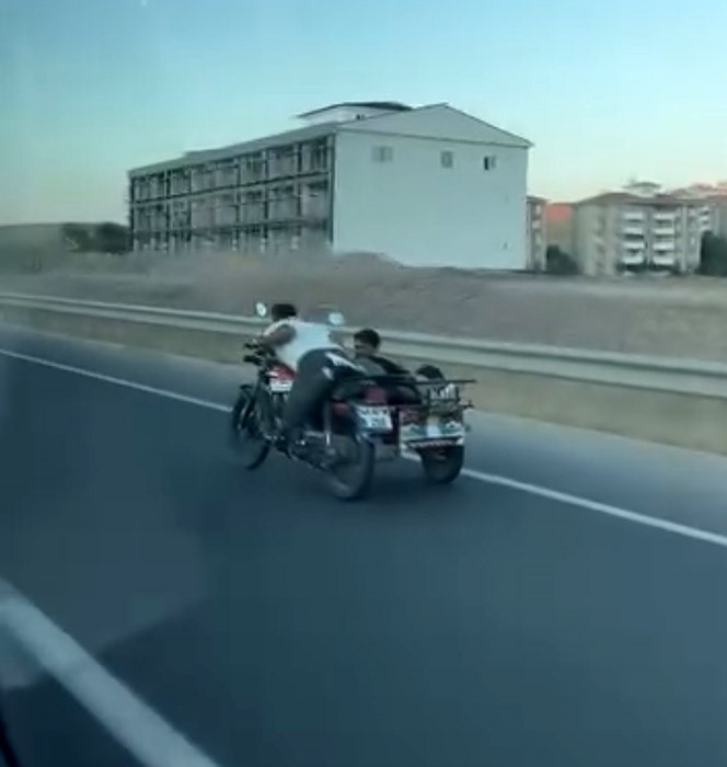 Motosikletin üzerine uzandı: Hem kendi hem de arkadaşının canını hiçe saydı