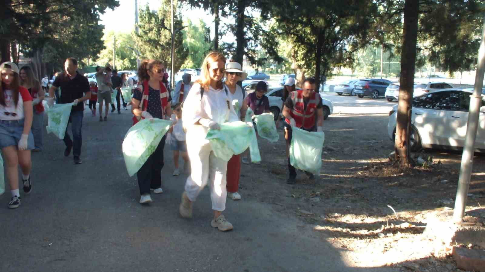 Balıkesir’de sağlık çalışanları sahilde çevre temizliği yaptı
