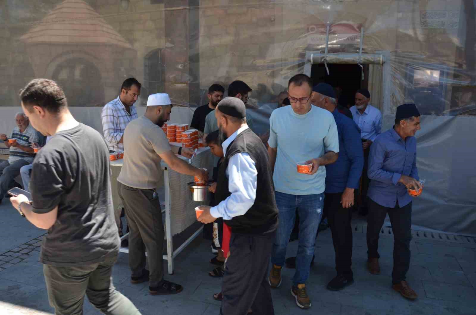 Tercan’da Muharrem ayı dolayısıyla cemaate aşure ikram edildi