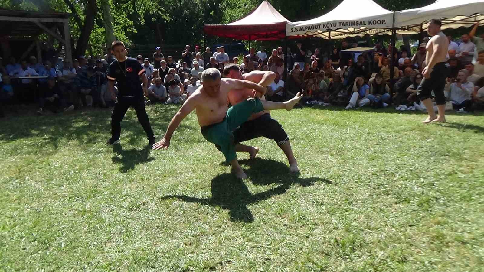 Mudurnu er meydanında fair-play: Acı çeken rakibini kucağında taşıdı, imdadına seyirci yetişti