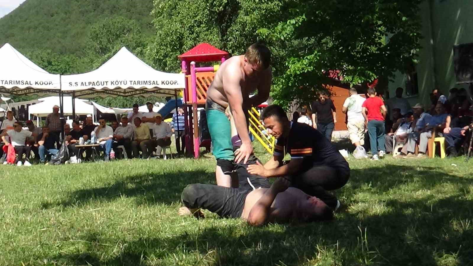 Mudurnu er meydanında fair-play: Acı çeken rakibini kucağında taşıdı, imdadına seyirci yetişti