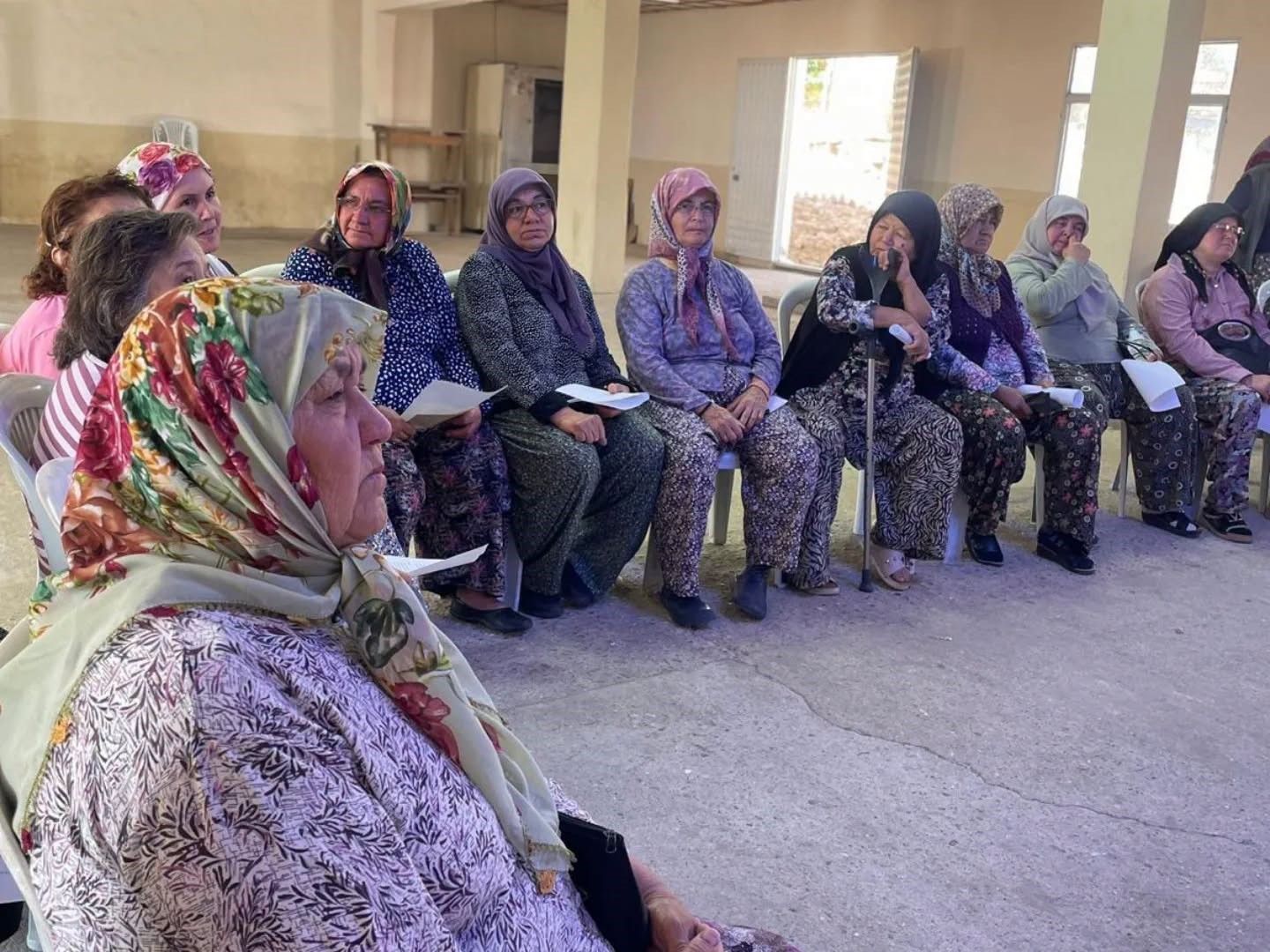 Salihli’nin tarihi köyündeki kadınlar ceviz reçeli yapımını öğrendi