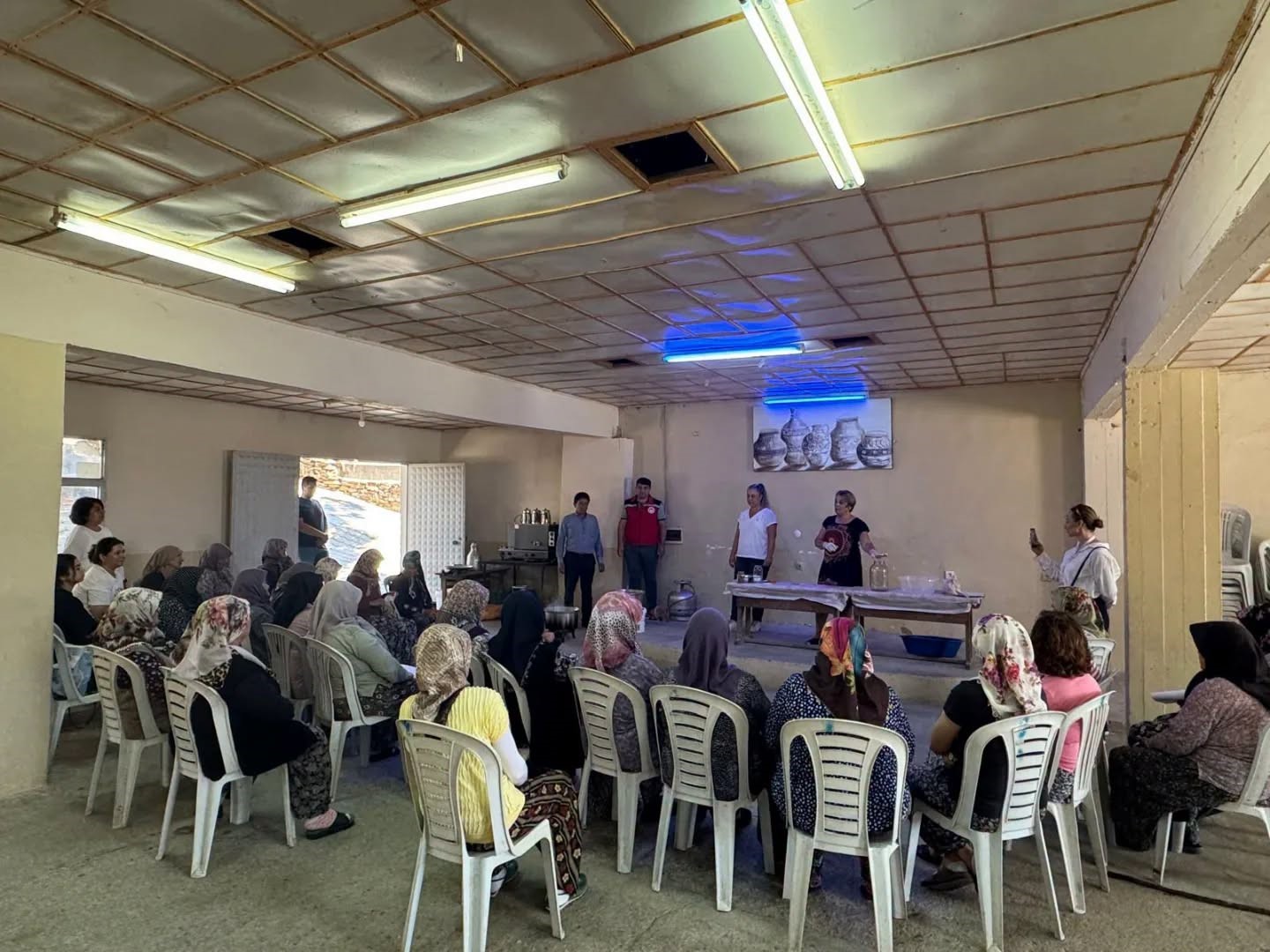 Salihli’nin tarihi köyündeki kadınlar ceviz reçeli yapımını öğrendi