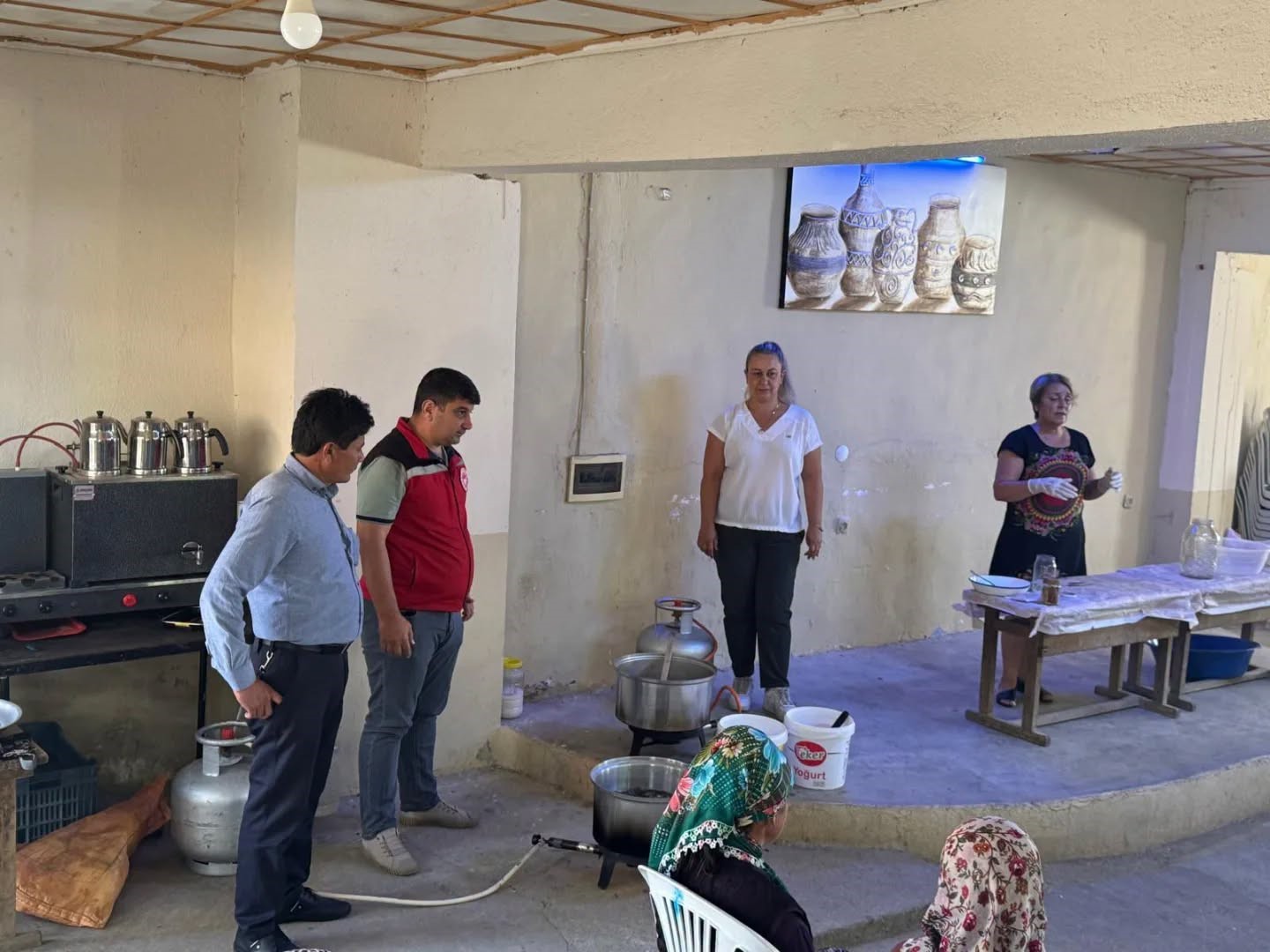 Salihli’nin tarihi köyündeki kadınlar ceviz reçeli yapımını öğrendi