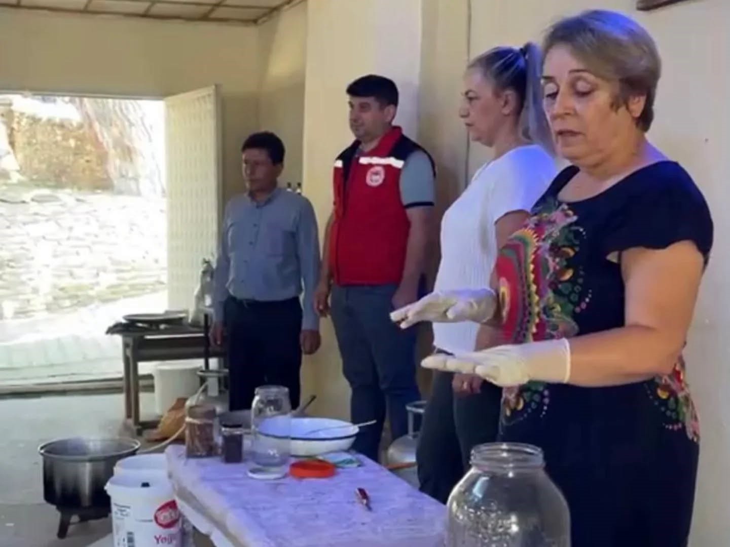 Salihli’nin tarihi köyündeki kadınlar ceviz reçeli yapımını öğrendi