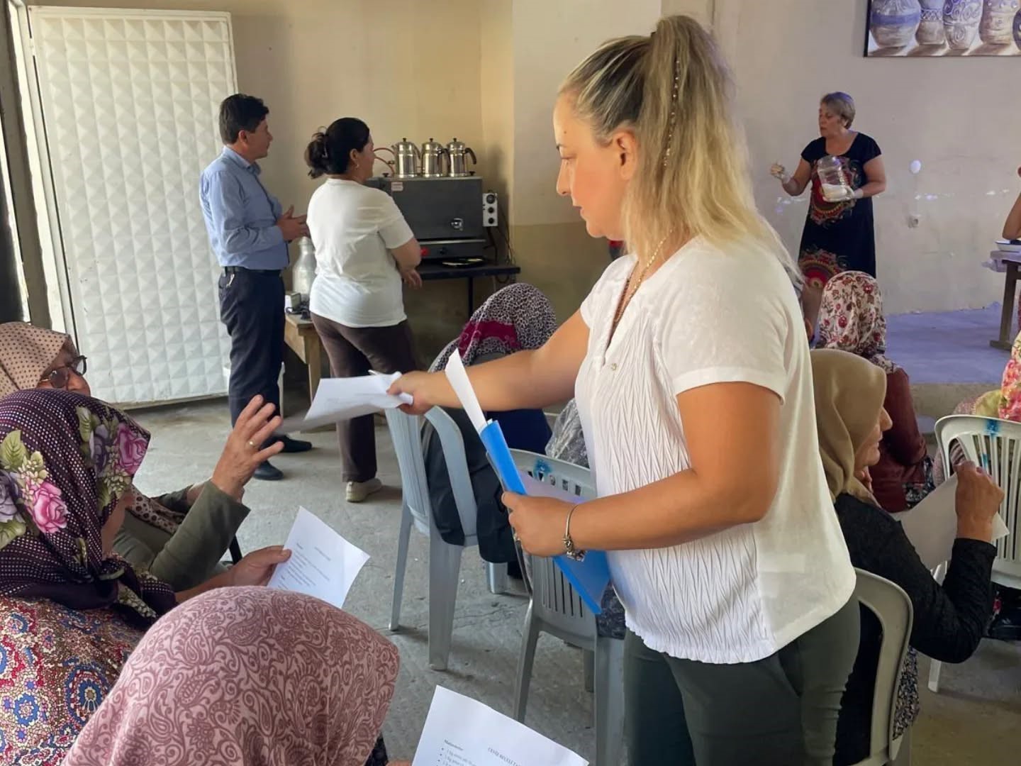 Salihli’nin tarihi köyündeki kadınlar ceviz reçeli yapımını öğrendi