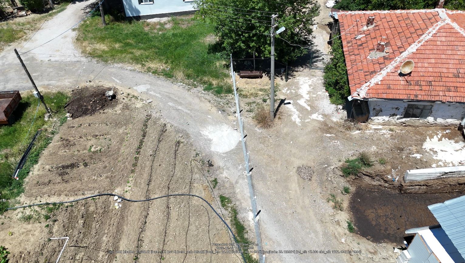 Komşunun kurduğu çitlerden dolayı evine gidecek yol kalmadığını iddia etti