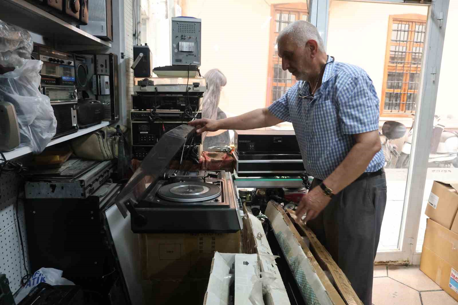 Çöpe atılmasın diye 80-100 yıllık radyoları çalışır hale getiriyor