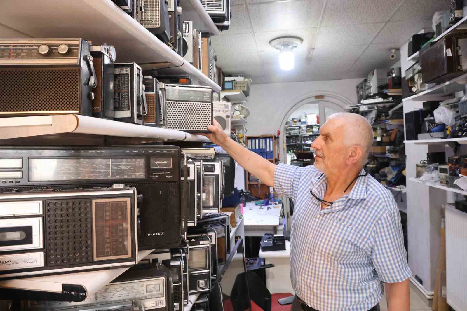 Çöpe atılmasın diye 80-100 yıllık radyoları çalışır hale getiriyor