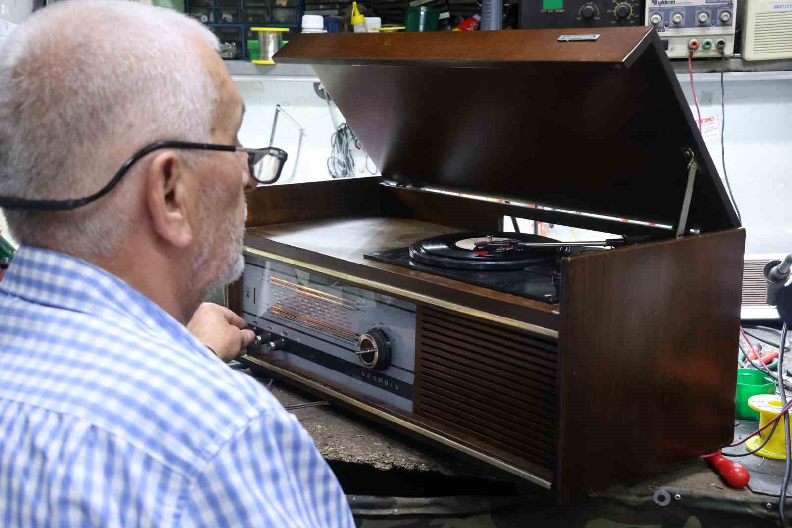 Çöpe atılmasın diye 80-100 yıllık radyoları çalışır hale getiriyor