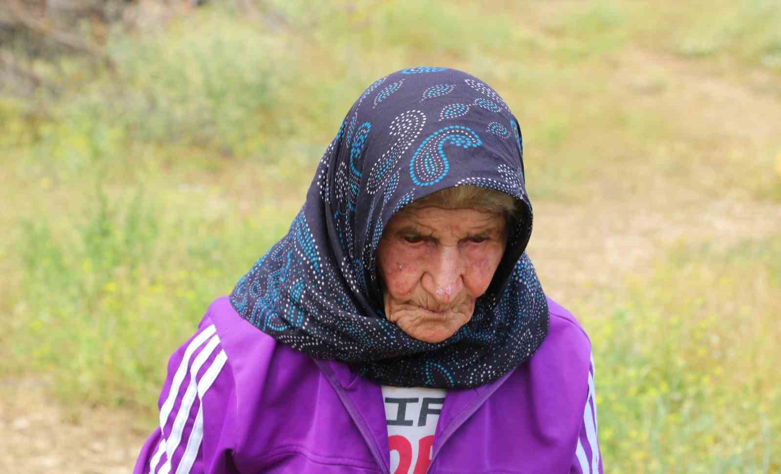 Antalya’nın süper çobanı Emine Nine: 94 yaşında, 90 yıldır keçileriyle dağlarda