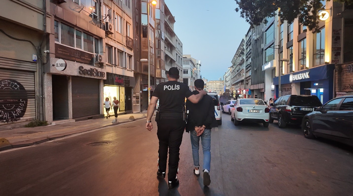 Kadıköy’de helikopter destekli huzur denetimi: Şüpheli motosiklette kokain ve çok miktarda nakit para ele geçirildi