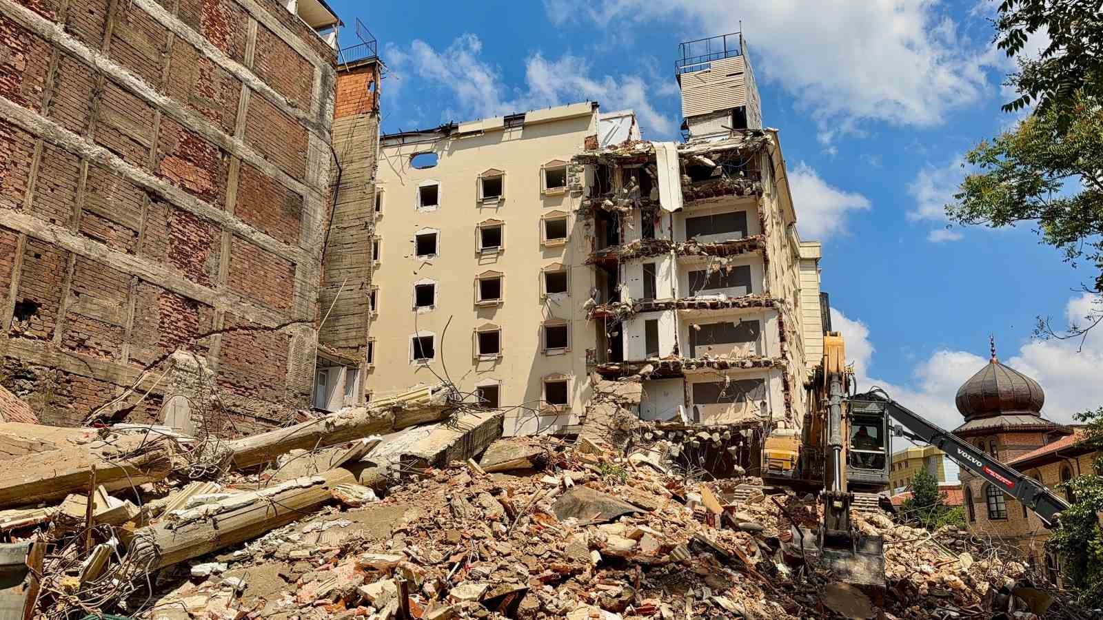Faciadan dönülen yıkımda zarar gören iş yerleri kapatıldı