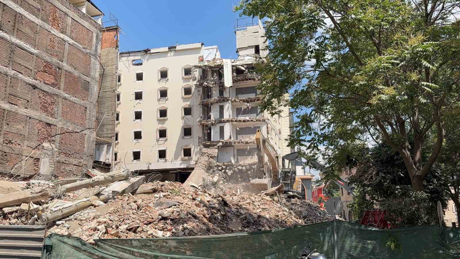 Faciadan dönülen yıkımda zarar gören iş yerleri kapatıldı