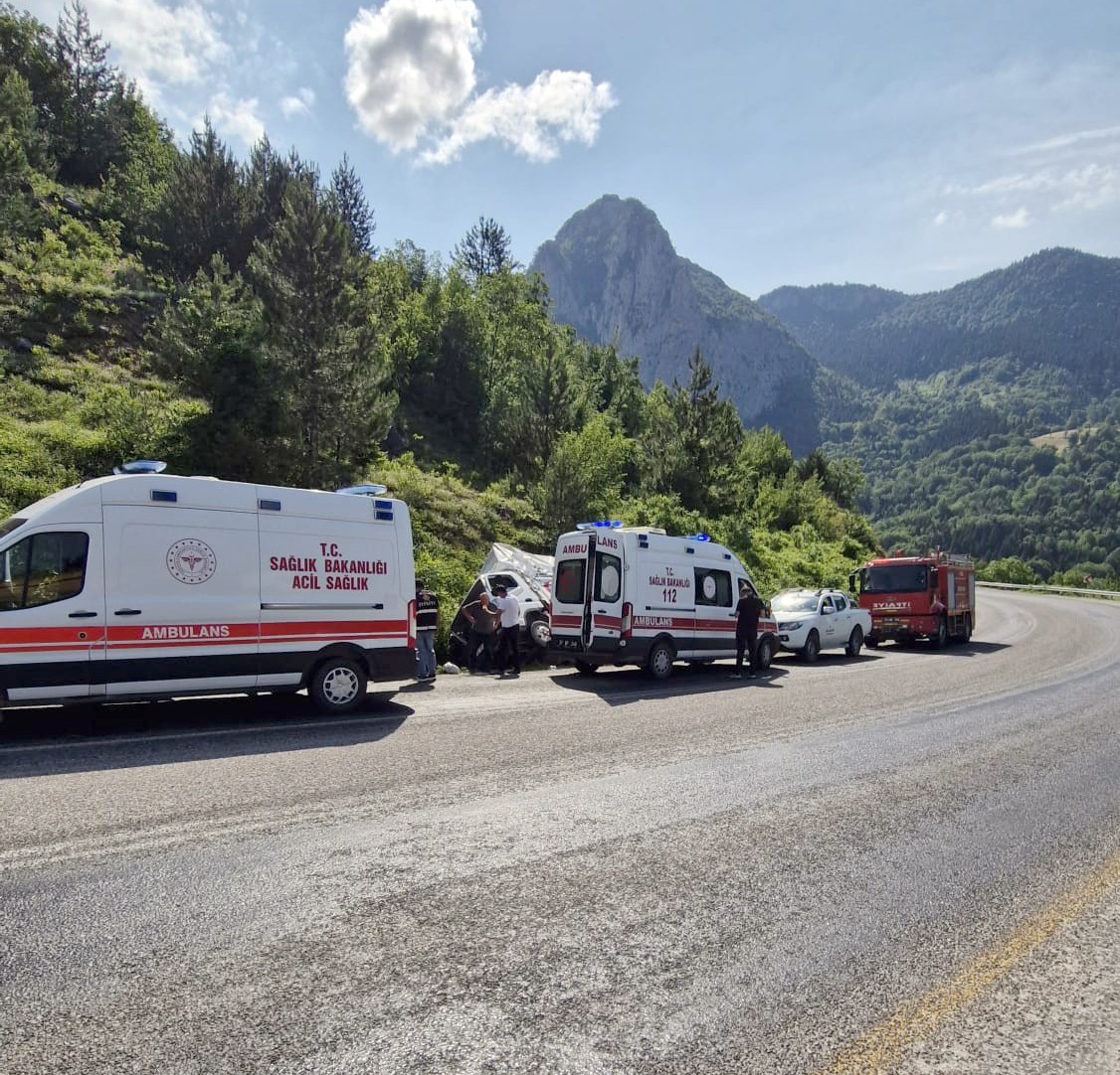 Kastamonu’da kamyon şarampole devrildi: 2 yaralı