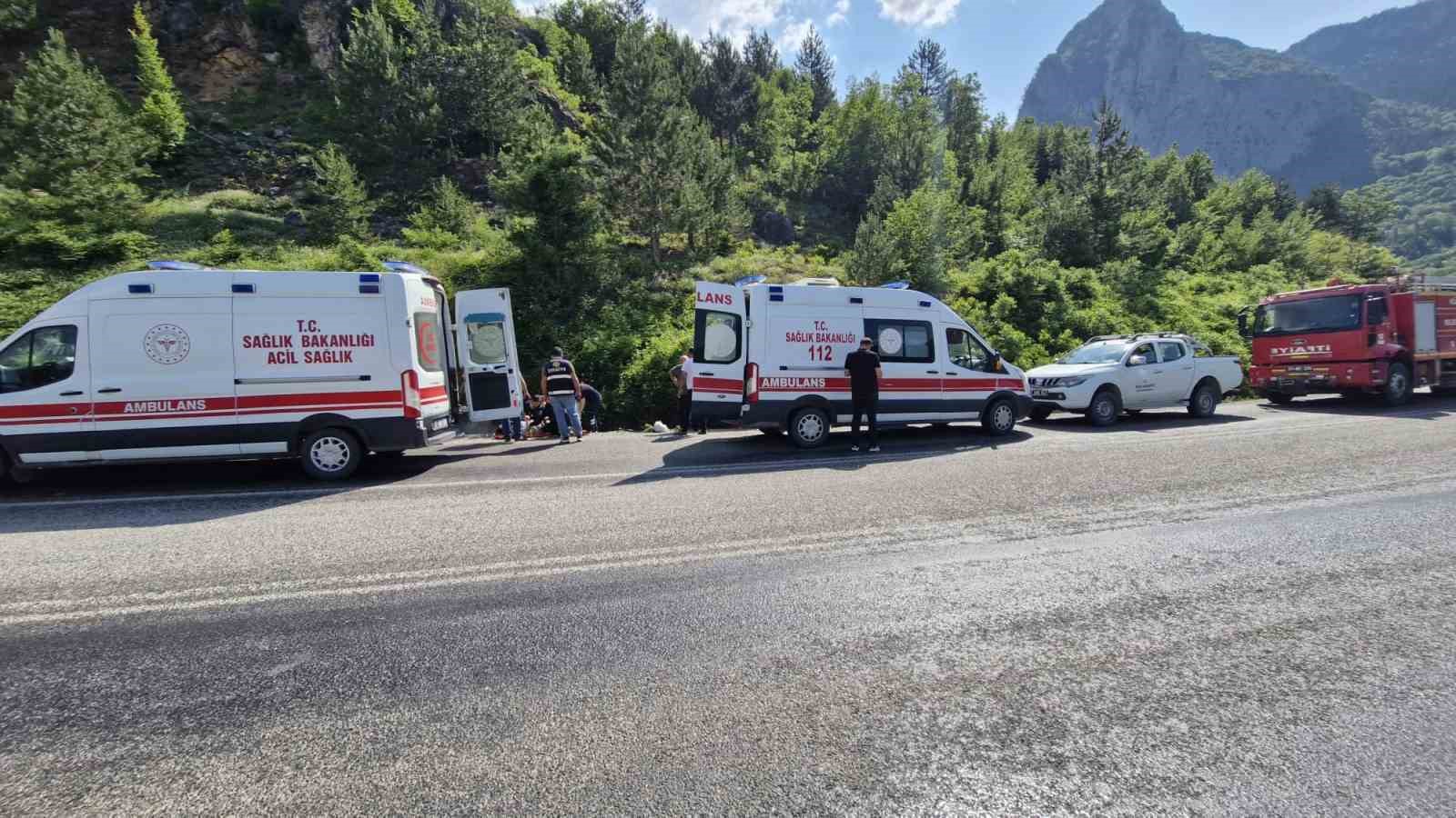 Kastamonu’da kamyon şarampole devrildi: 2 yaralı