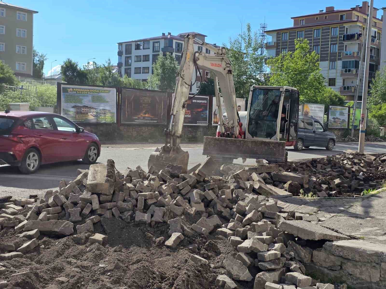 Belediye ekipleri kaldırım çalışmalarını sürdürüyor
