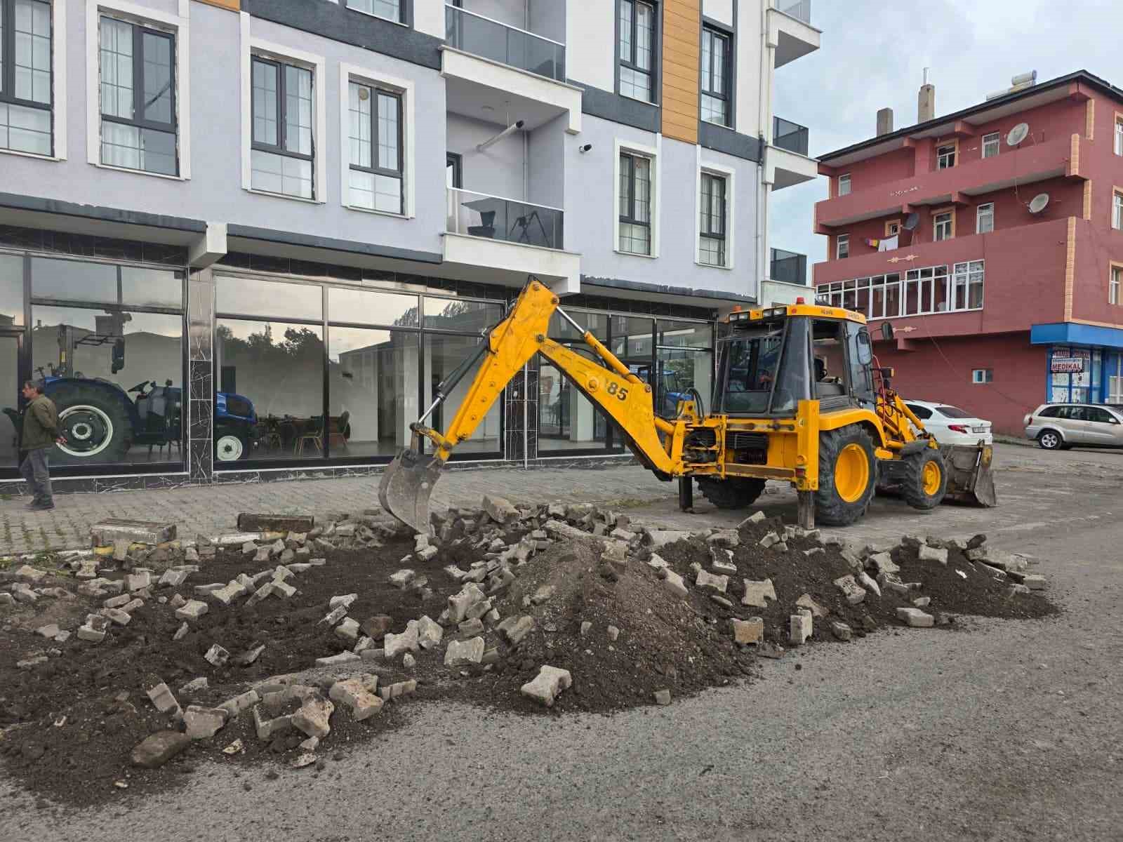 Belediye ekipleri kaldırım çalışmalarını sürdürüyor