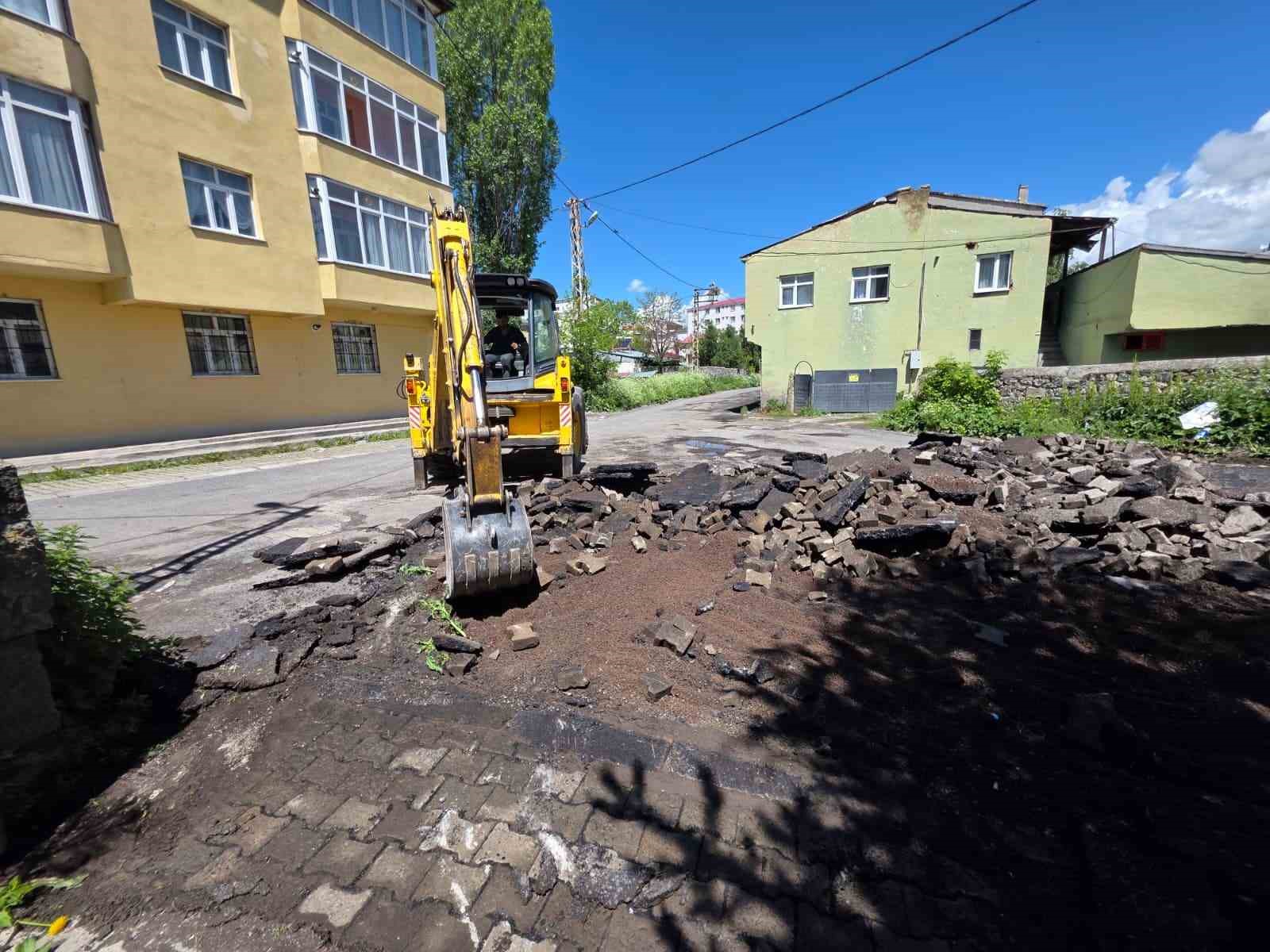 Belediye ekipleri kaldırım çalışmalarını sürdürüyor