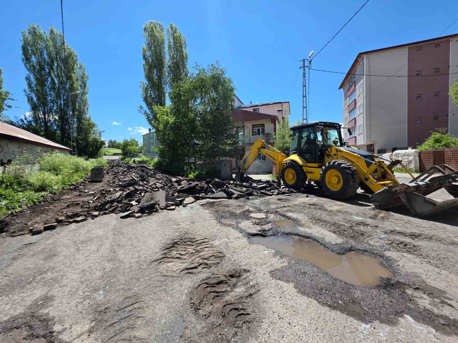 Belediye ekipleri kaldırım çalışmalarını sürdürüyor