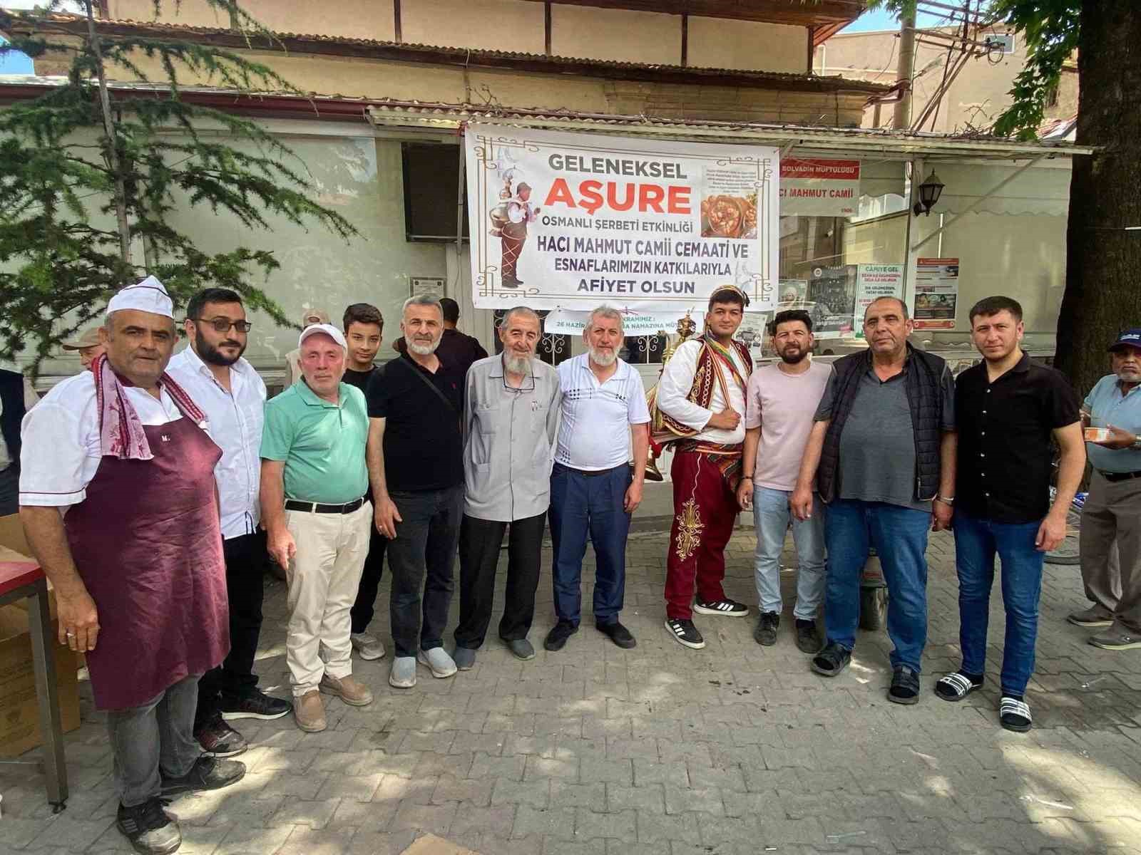 Cemaat ve esnaflar imece usulü ile hazırladığı  2 bin kap aşureyi dağıttı
