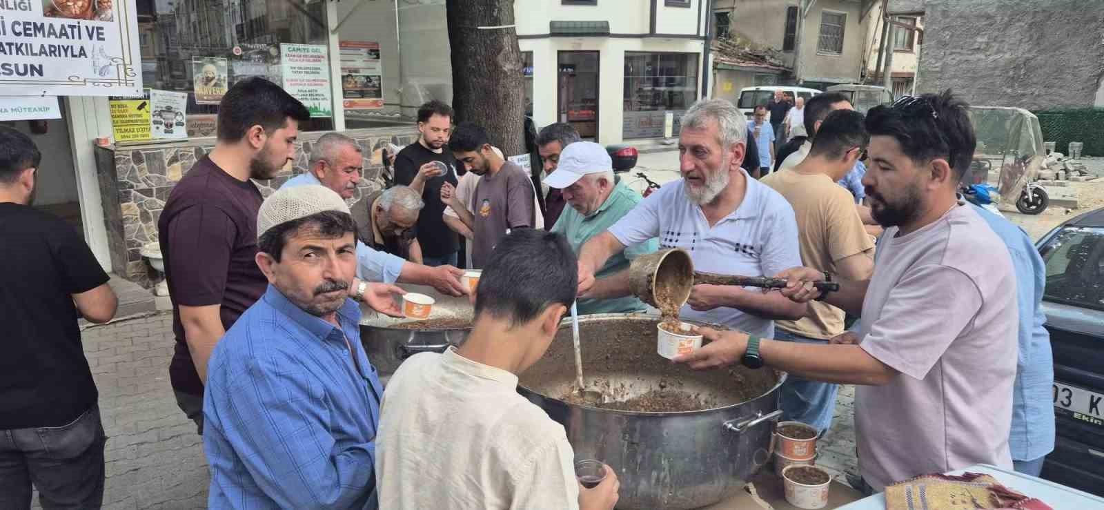 Cemaat ve esnaflar imece usulü ile hazırladığı  2 bin kap aşureyi dağıttı