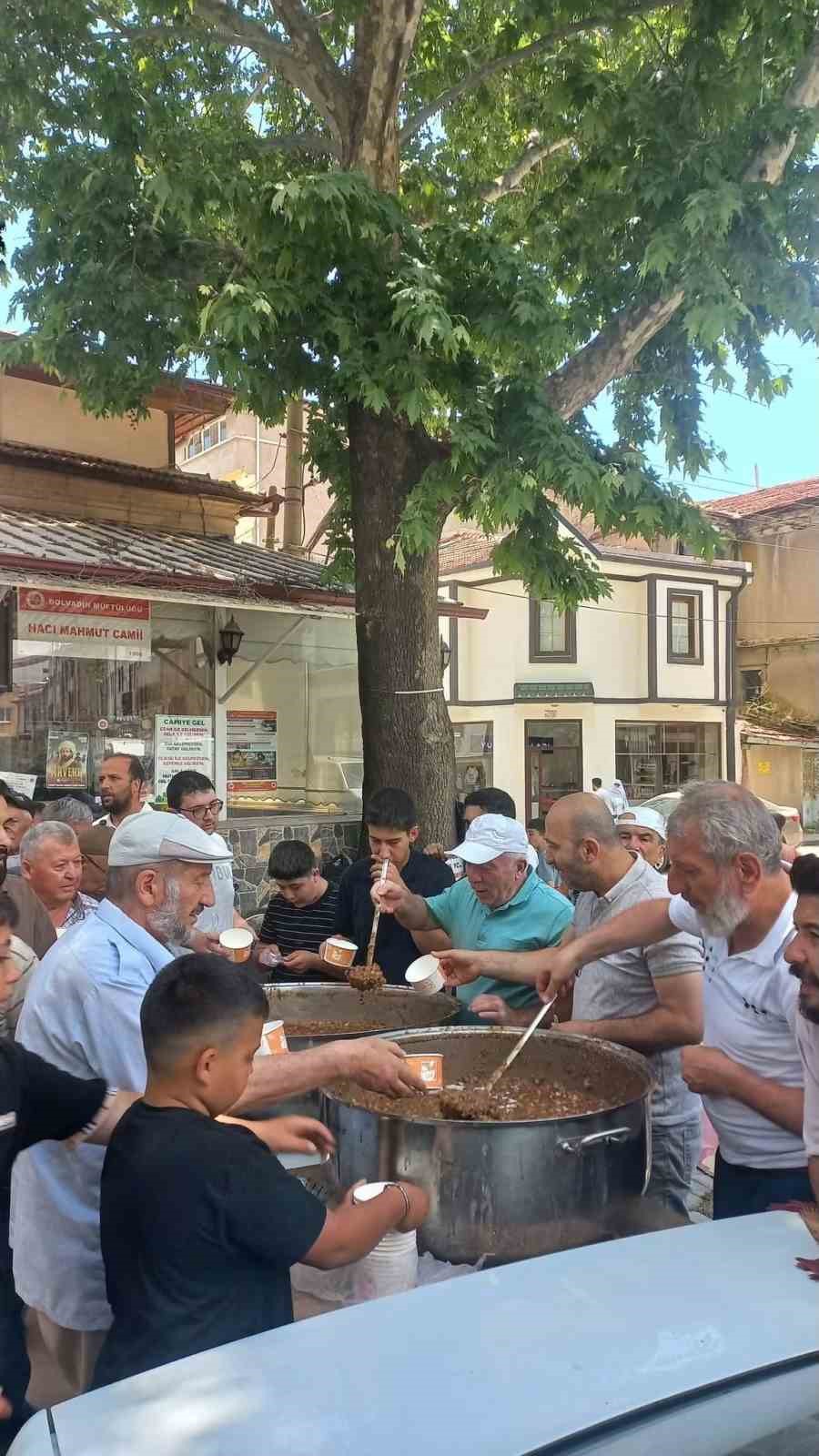 Cemaat ve esnaflar imece usulü ile hazırladığı  2 bin kap aşureyi dağıttı